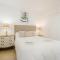 Holiday home first line beach with direct access to the pool and private garden - مربلة