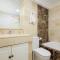 Holiday home first line beach with direct access to the pool and private garden - مربلة