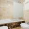 Holiday home first line beach with direct access to the pool and private garden - مربلة