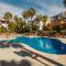 Holiday home first line beach with direct access to the pool and private garden - مربلة