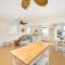 Freshly Renovated Beach House Steps to the Beach - شاطئ نيوبورت
