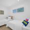 Trendy 3 Bedroom Home with Parking Steps to Beach - 纽波特海滩