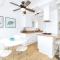 2 Bedroom Upstairs with Balcony Steps from the Sand - شاطئ نيوبورت