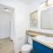 2 Bedroom Upstairs with Balcony Steps from the Sand - شاطئ نيوبورت