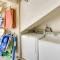 2 Bedroom Upstairs Apt 1 block from the beach!