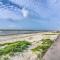 Steps to Galveston Beach Condo with Pool Access - 加尔维斯敦