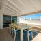 Upscale Home with Rooftop Deck, Jacuzzi, & Firepit - Newport Beach