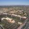 3 bedroom modern home with pool area at the Tustin Marketplace -15 minutes to Disneyland - توستين