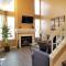 3 bedroom modern home with pool area at the Tustin Marketplace -15 minutes to Disneyland - توستين