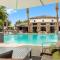 CozySuites Glendale by the stadium with pool 02