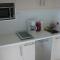 Kärnten Ossiacher See Apartment zwei Zimmer Ferienwohnung direkter Seezugang Strand beheizte Schwimmhalle