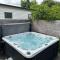 Summer Holiday 4 bedrooms house in Hamilton with pool and spa