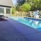 Privte swiming pool and basketball court villa - Surrey