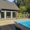 Privte swiming pool and basketball court villa - Surrey