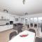 3 Bedroom Cozy Apartment In Marina