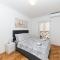 3 Bedroom Cozy Apartment In Marina