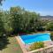 Rez de villa , beau jardin avec piscine