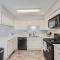 Chic 2B Getaway - 10min to DTWN - W/D, Pool, Prkg