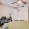 Chic 2B Getaway - 10min to DTWN - W/D, Pool, Prkg