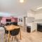 Chic 2B Getaway - 10min to DTWN - W/D, Pool, Prkg