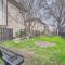 Chic 2B Getaway - 10min to DTWN - W/D, Pool, Prkg