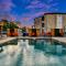 Chic 2B Getaway - 10min to DTWN - W/D, Pool, Prkg