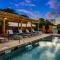Chic 2B Getaway - 10min to DTWN - W/D, Pool, Prkg