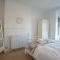 Large pretty holiday cottage by the sea sleeps 10