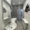 OCEAN ESCAPE 200m From the Sea, High Spec Town Centre Entire Flat, 3 Bedrooms, TVs All Rooms