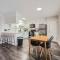 Your Modern 2B Getaway - W/D, Pool, Prkg - 10min to DTWN - Austin