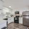 Your Modern 2B Getaway - W/D, Pool, Prkg - 10min to DTWN - Austin