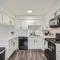 Your Modern 2B Getaway - W/D, Pool, Prkg - 10min to DTWN