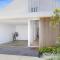 Beach luxury retreat- 2 bedroom, 2 bathroom, shops, pet friendly, parking
