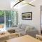 Beach luxury retreat- 2 bedroom, 2 bathroom, shops, pet friendly, parking