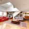 259 Suite Suzy - Superb Duplex in Paris - Paříž