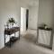 Town Centre, top floor 2 bed apartment with parking
