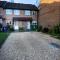 Bracknell - 2 Bedroom Home With Parking & Garden - Easthampstead