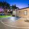 Aqua Haven- Stylish Getaway with Pool and Jacuzzi - هوليوود