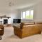 Town Centre, top floor 2 bed apartment with parking