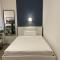 Guest room in former hotel, near train station, fully equipped kitchen with washer-dryer - هرث