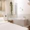 Couple-in magical suite with jacuzzi - سلانيك
