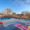 Game Room, Pool & Fire Pit At The Medical Center - 圣安东尼奥