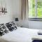 Green Haven Villa - 4BR Spacious House with Hot tub, Ample Parking, Air Condition, WIFI, Netflix, Patio & Garden