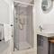 2 Bedroom City Centre Apartment with Free Parking