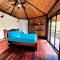 TREEHOUSE PILON PAVONES