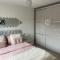 En-suite bedroom in a family home near Gatwick airport and Horley station