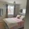 En-suite bedroom in a family home near Gatwick airport and Horley station - Hookwood