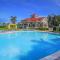 Modern 4 Bedroom House I Close to Malls I Swimming Pool I Maximum 12 Guests I by Bleuspace