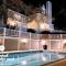Getaway Villa- 3 mins to Mohegan- Fully Stocked with Two Full Beds & Fireplace- Jacuzzi, Saltwater Pools, Sauna