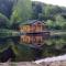 Cabane pilotis sur étang, au lac de Chaumeçon - Saint-Martin-du-Puy